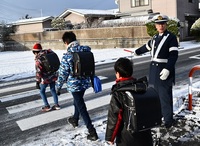 写真：通学路での街頭指導