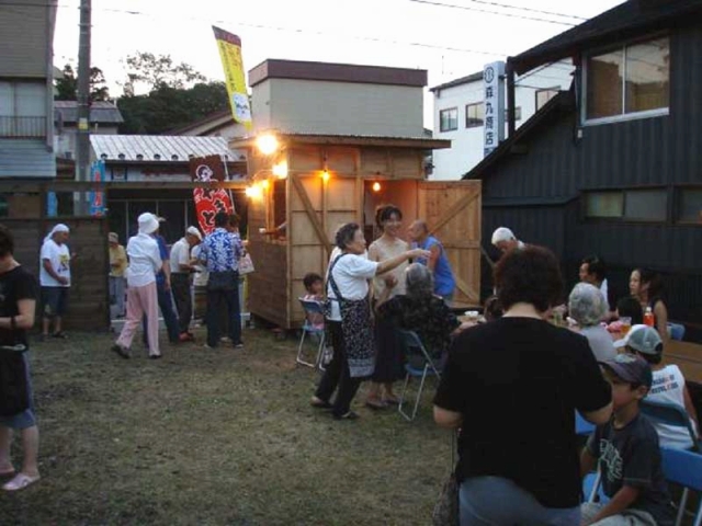 写真：秋の街飲み風景