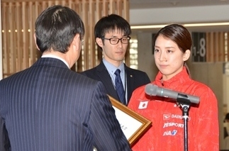 写真：米元さんへ表彰状授与