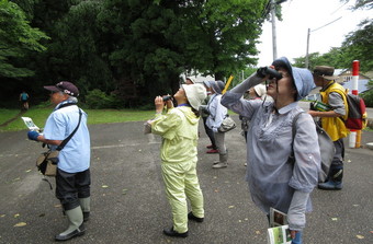 写真:双眼鏡を使っている人々