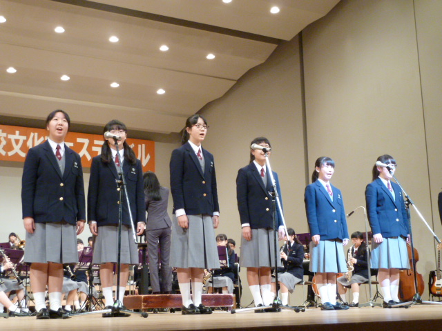 写真　吹奏楽と合唱（秋田大学教育文化学部附属中）