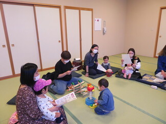 写真：5月22日活動風景・みんなで情報交換