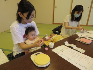 写真：7月18日活動風景・保湿クリーム作り