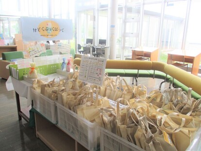 新屋図書館の展示風景