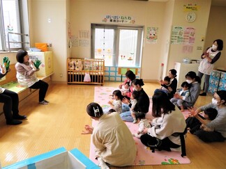 写真:4月23日活動風景・季節の歌「おはながわらった」