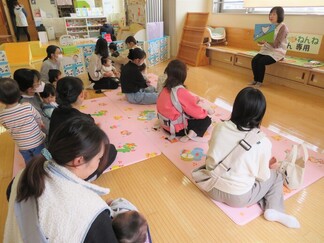 写真:4月23日活動風景・紙芝居「たまごがころべば」