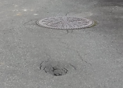 下水道管上の路面陥没