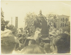 秋田市に寄附された時鐘は市民にお披露目されながら運ばれました