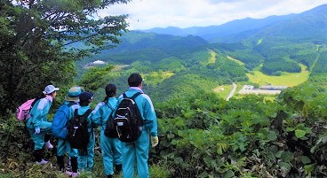 写真：旧仁別スキー場頂上からサブーン、太平山頂上方面を眺める