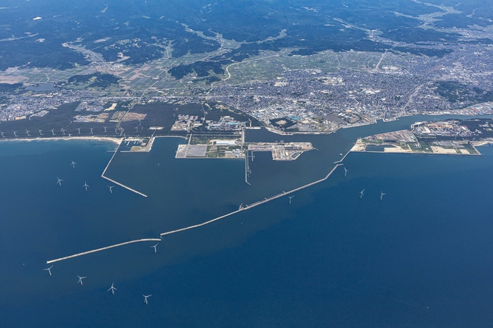 令和6年6月時点の秋田港の上空からの写真