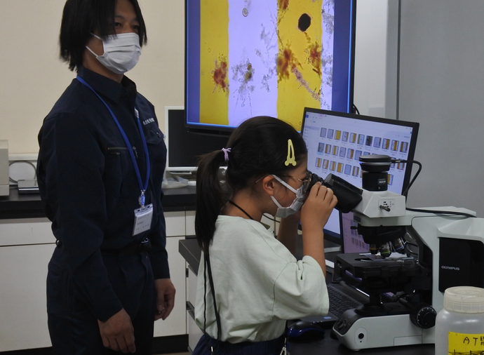 秋田臨海処理センターの施設見学(微生物の観察)の写真