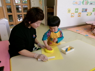 写真：手形とりの様子2