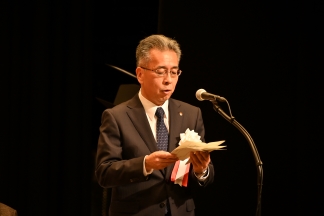 写真：秋田県知事の祝辞（秋田県企画振興部次長代読）