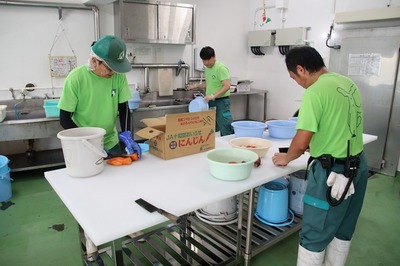 写真：調理室では動物のごはんを準備中