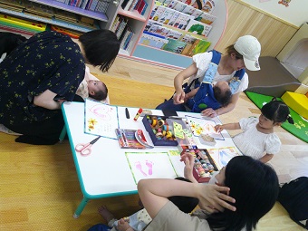 写真：父の日のプレゼント作り・足形アート